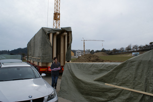 Das Haus ist teilweise auf Hängern angekommen 3